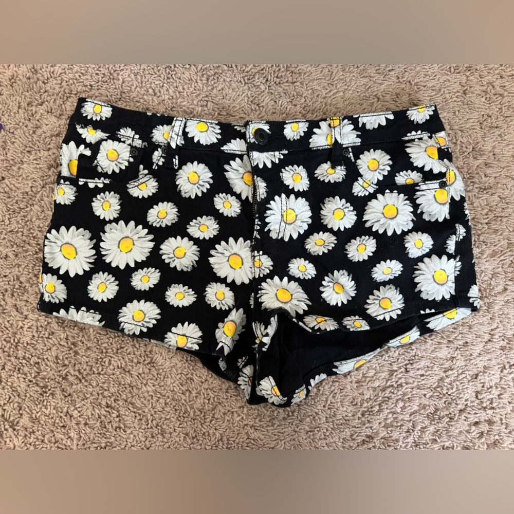 Rue21 Black and White Daisy Print Shorts